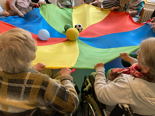 Gruppenaktivitäten wie Gedächtnistraining, Gymnastik oder kreative Angebote machen nicht nur Spaß, sondern stärken auch die Gemeinschaft und wirken präventiv. - © Tageshaus Brake
