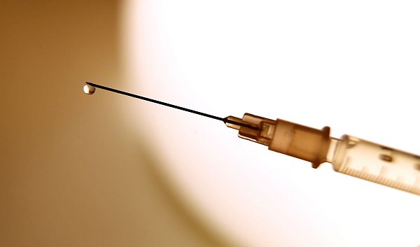 Der 44-Jährige soll neun Patienten getötet haben, indem er ihnen Überdosen von Schmerz- und Beruhigungsmitteln spritzte. (Symbolbild) - © Karl-Josef Hildenbrand/dpa