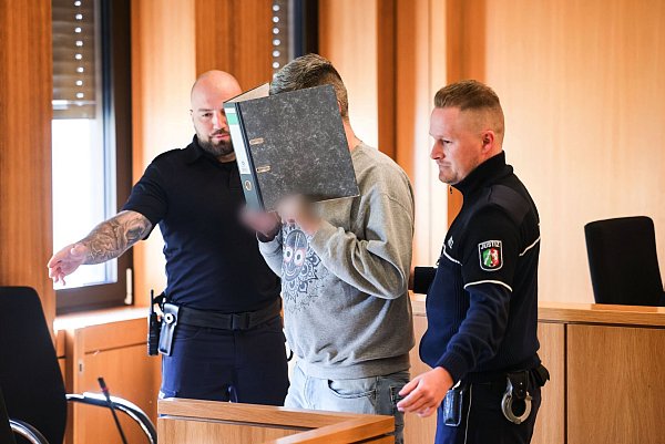 Der Angeklagte habe sich zum Herrn über Leben und Tod aufgeschwungen, sagte der Staatsanwalt. - © Oliver Berg/dpa