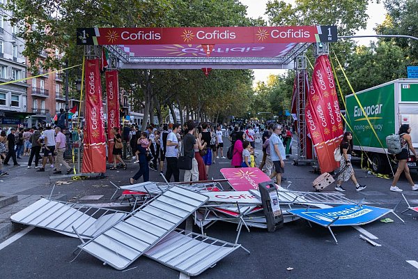 Vuelta im Chaos: Umgeworfene Absperrgitter liegen auf der Strecke - © Ignacio Lopez Isasmendi/ZUMA Press Wire/dpa