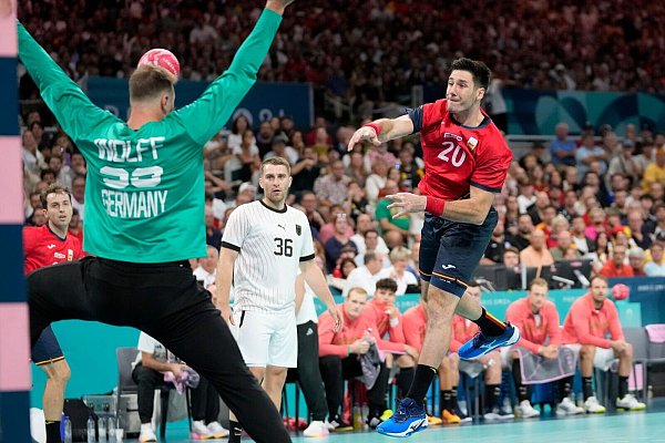 Spanien verzweifelte in der ersten Halbzeit an DHB-Keeper Andi Wolff. - © Brian Inganga/AP