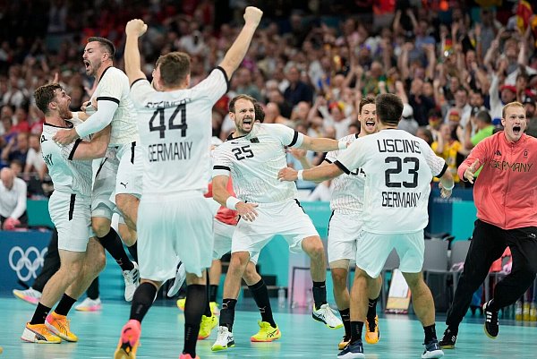 Der Jubel bei den deutschen Handballern ist nach dem Einzug ins Olympia-Finale groß. - © Aaron Favila/AP/dpa