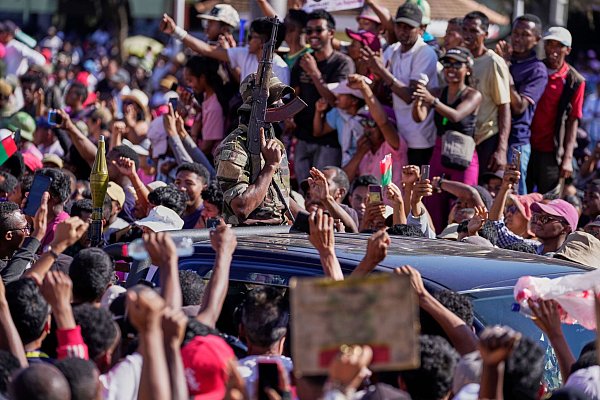 Demonstranten bejubeln Angehörige des Militärs auf Madagaskar, als diese den Sturz des Präsidenten ankündigen. - © Brian Inganga/AP/dpa