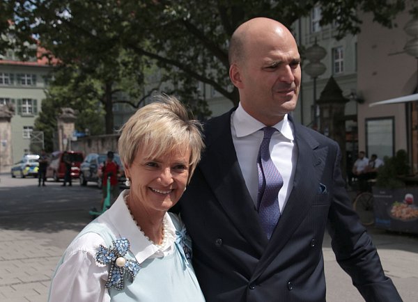 Gloria von Thurn und Taxis mit ihrem Sohn Albert. (Archivbild) - © Michael Faulhaber/dpa