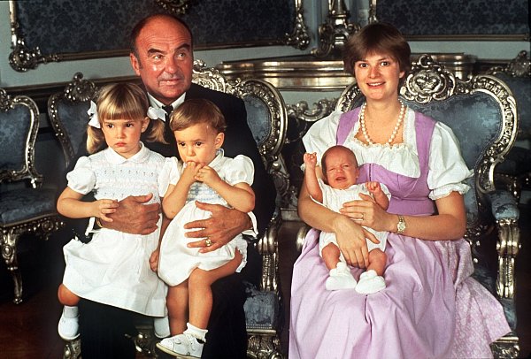 Gloria Fürstin von Thurn und Taxis als junge Mutter mit ihrem Mann, Johannes Fürst von Thurn und Taxis, und den drei Kindern (l-r) Maria Theresia, Elisabeth und Albert im Juni 1983. (Archivbild) - © Horst Ossinger/dpa