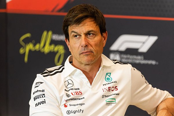 Toto Wolff sucht die Mercedes-Fahrerpaarung für 2026. - © Philipp von Ditfurth/dpa