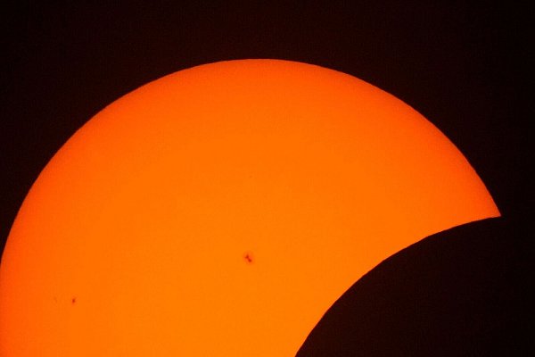 Sonnenflecken sind während der Anfangsphase der Sonnenfinsternis zu sehen. - © Julio Cortez/AP
