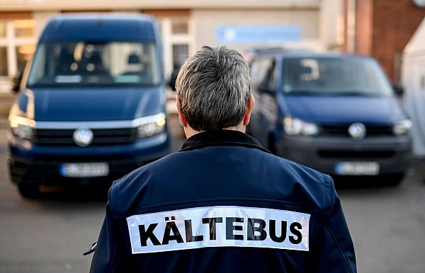 Ist eine unterkühlte Person ansprechbar, kann nach Absprache ein Anruf bei der örtlichen Kältehilfe sinnvoll sein. - © Britta Pedersen/dpa-Zentralbild/dpa-tmn
