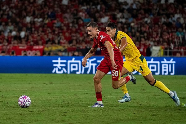 Von den Bayern umworben, mittlerweile aber beim FC Liverpool: Ex-Leverkusener Florian Wirtz (l). - © Chan Long Hei/AP/dpa