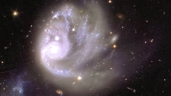 Das Weltraumteleskop «Euclid» zeigt auch einzelne Galaxien wie die Spiralgalaxie ESO 364-G036 in großem Detail. - © Esa/Euclid Consortium/dpa