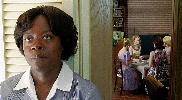 Aibileen (Viola Davis) hört zufällig, wie ihre Arbeitgeberin und deren reiche Freundinnen über separate Toiletten für ihre schwarzen Hausangestellten sprechen. - © FOTO: DREAMWORKS