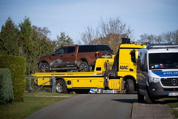 In Reimershagen nahe Güstrow wird ein Geländewagen beschlagnahmt. - © Philip Dulian/dpa