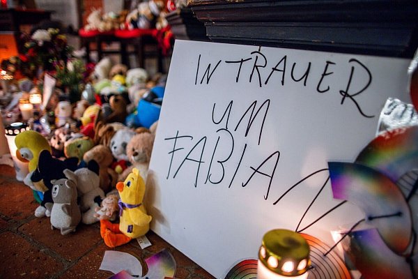 Nach dem gewaltsamen Tod des achtjährigen Fabian aus Güstrow war die Bestürzung weit über Mecklenburg-Vorpommern hinaus groß. (Symbolbild) - © Jens Büttner/dpa