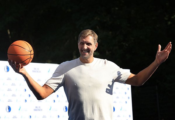Dirk Nowitzki spielte mit den Kindern Basketball. - © Karl-Josef Hildenbrand/dpa