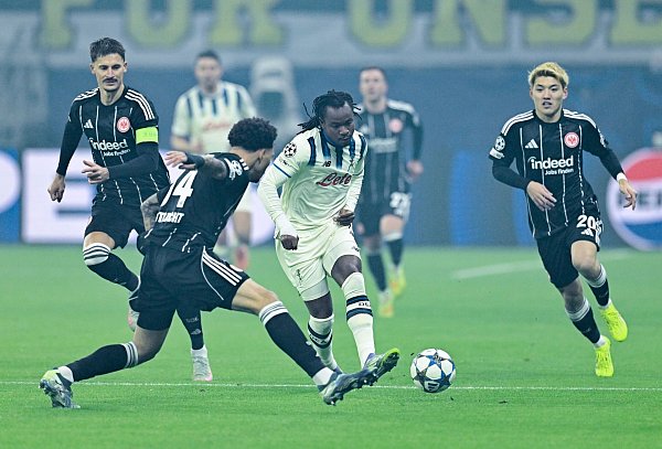 Bergamos Lookman traf den Pfosten - und später das Tor. - © Uwe Anspach/dpa