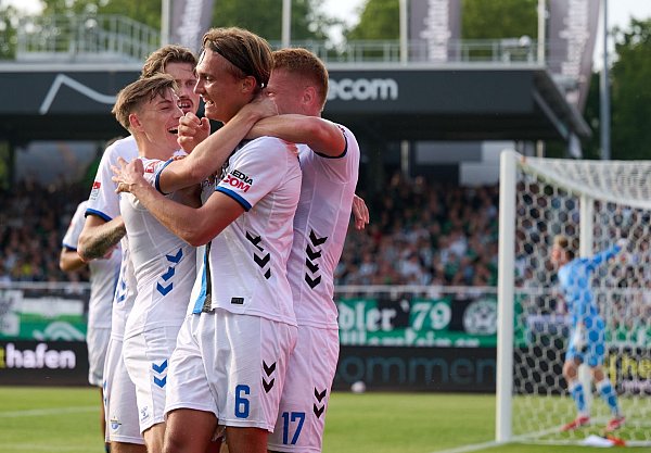 Paderborn jubelt über das 1:0 durch Luis Engelns. - © Bernd Thissen/dpa