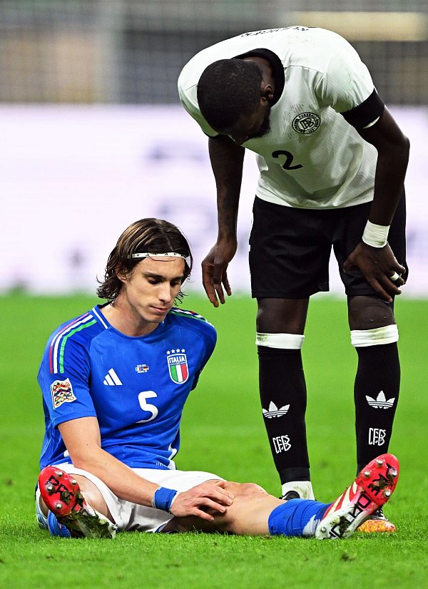 Riccardo Calafiori fällt nach einer Verletzung am Knie aus. - © Federico Gambarini/dpa