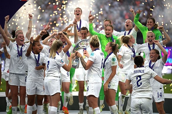 Gewannen 2022 die Heim-EM: Englands Fußballerinnen - © Sebastian Gollnow/dpa