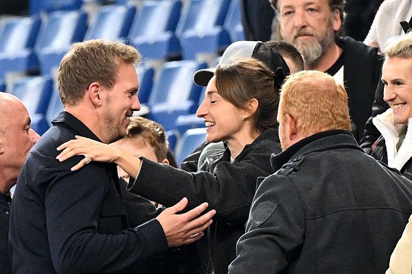 Julian Nagelsmann umarmt seine Lebensgefährtin nach dem Sieg gegen Luxemburg. - © Federico Gambarini/dpa