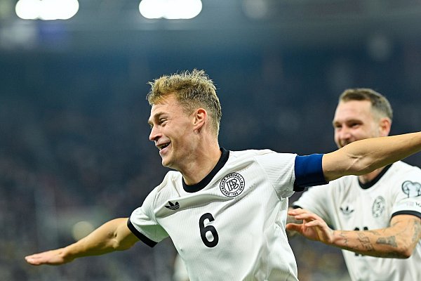 Kapitän Kimmich bejubelt ein Tor. - © Uwe Anspach/dpa