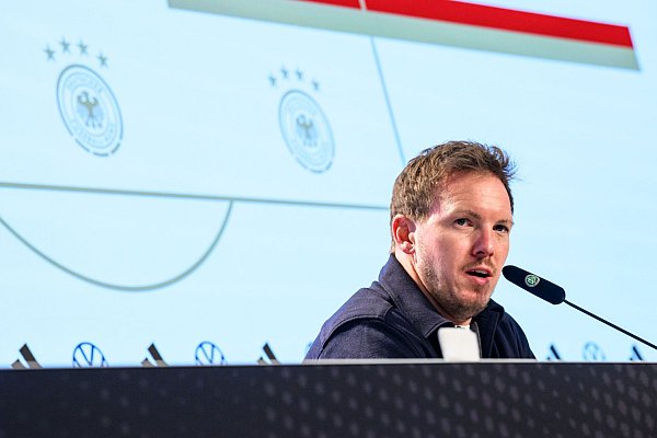 Julian Nagelsmann schaut nicht auf die Tabelle in der Qualifikationsgruppe. - © Tom Weller/dpa