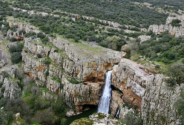 Der Wasserfall Cascada de la Cimbarra bei Aldeaquemada: Der Ort ist ein guter Ausgangspunkt für Wandertouren durch die Sierra Morena. - © Daniela David/dpa-tmn
