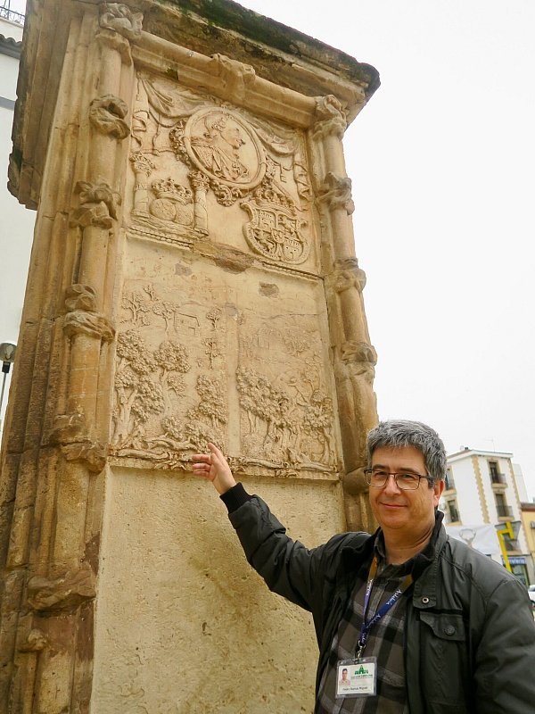 Stadtchronist Pedro Ramos erzählt in La Carolina über die Geschichte der deutschen Siedler. - © Daniela David/dpa-tmn