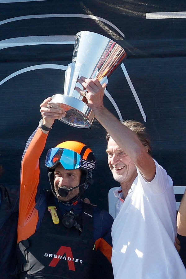 Ben Ainslie (l) will endlich den America\\\'s Cup nach Großbritannien holen. - © Joan Monfort/AP/dpa