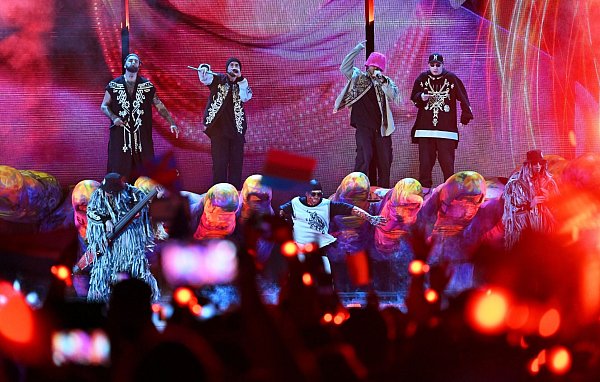 Die Vorjahressieger Kalush Orchestra aus der Ukraine heizen mit ihrem Siegersong «Stefania» das Publikum in Liverpool auf. - © Peter Kneffel/dpa