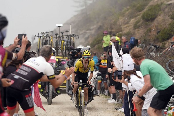 Attacke am Schotter-Monster: Simon Yates am Colle delle Finestre. - © Fabio Ferrari/LaPresse/dpa