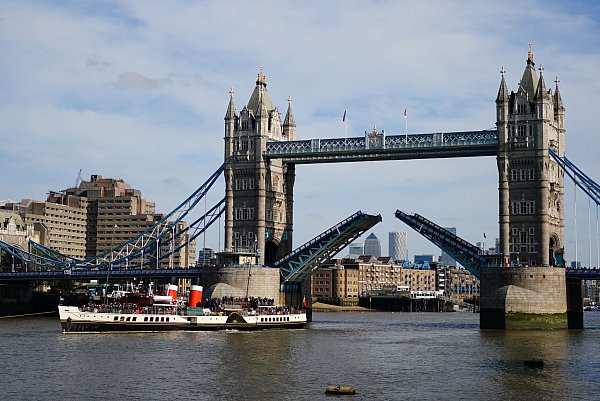 Die Tower Bridge in London wird manchmal fälschlich als London Bridge bezeichnet. Auch Sängerin Fergie trug mit ihrem Musikvideo zum Missverständnis bei. - © Victoria Jones/PA Wire/dpa