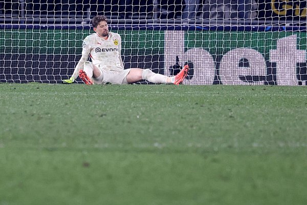 Torwart Gregor Kobel und der BVB sind am Boden. - © Fabio Sasso/dpa
