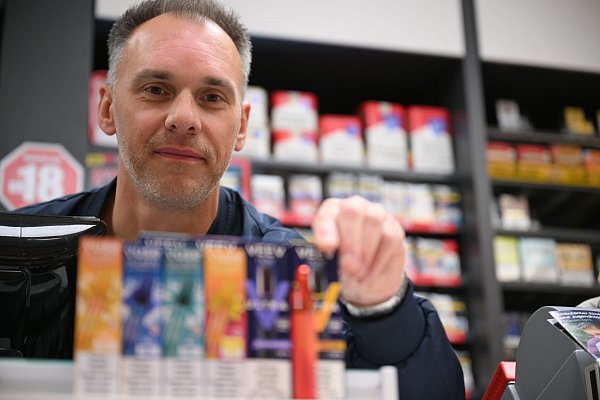 Er verkauft sowohl klassische Zigaretten als auch E-Zigaretten: der Düsseldorfer Tabakwaren-Geschäftsinhaber Sebastian Jähn. - © Wolf von Dewitz/dpa