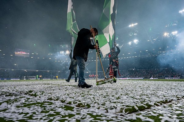 Wegen Konfetti auf dem Rasen und Rauch verzögerte sich der Anpfiff damals. - © David Inderlied/dpa