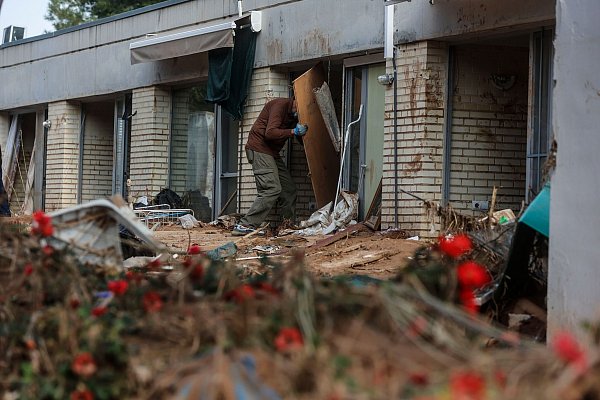 Immer noch blockieren Autos und Hausrat viele Straßen. - © Rober Solsona/EUROPA PRESS/dpa