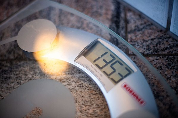 Ab einem Body-Maß-Index von 30 sprechen Medizinerinnen und Mediziner von Adipositas. Diese Definition ist aber umstritten, weil sie die Verteilung von Körperfett nicht mit einbezieht. - © Lino Mirgeler/dpa/dpa-tmn