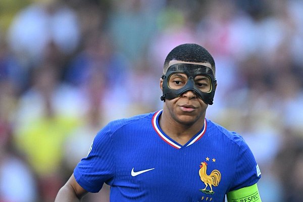 Superstar Kylian Mbappé kehrte im letzten Gruppenspiel der Franzosen in die Startelf zurück - mit Maske. - © Bernd Thissen/dpa
