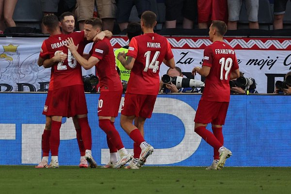 Das polnische Team feierte das 1:1. - © Friso Gentsch/dpa