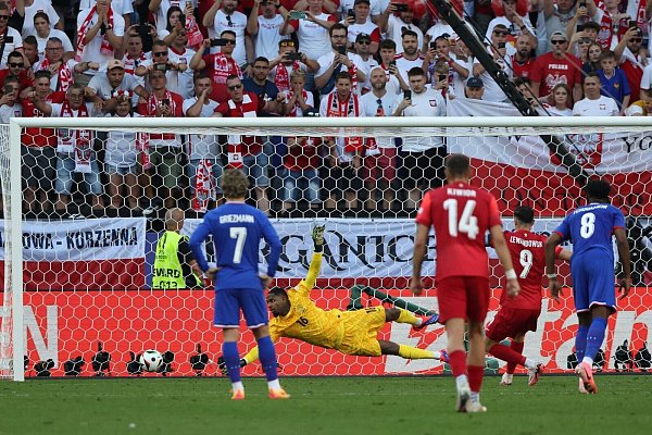 Für die Polen glich Robert Lewandowski (2.v.r.) ebenfalls per Elfmeter aus. - © Friso Gentsch/dpa
