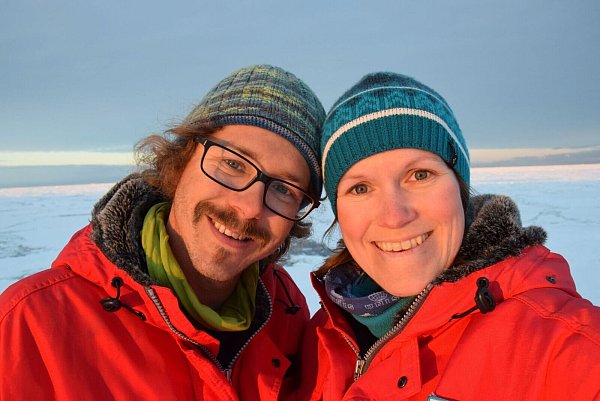 Helene und Thomas Hoffmann hatten bei ihrem Aufenthalt in der Neumayer-Station III in der Antarktis die Idee, einzelne Schneeflocken zu konservieren. - © Hoffmann/Cryosity/dpa