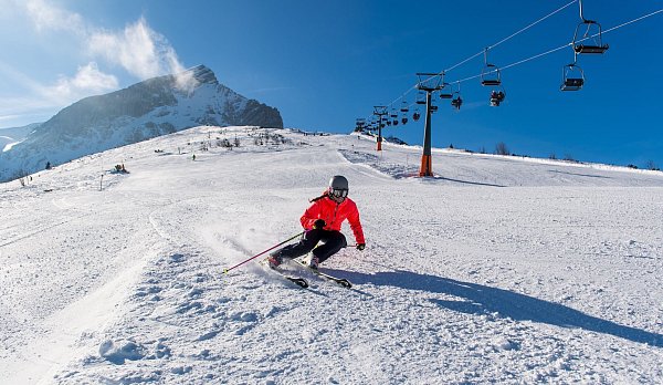 Auf Skiern die Piste hinunter: Dabei wirkt ein Vielfaches des Körpergewichts auf die Gelenke ein. - © Benjamin Nolte/dpa-tmn