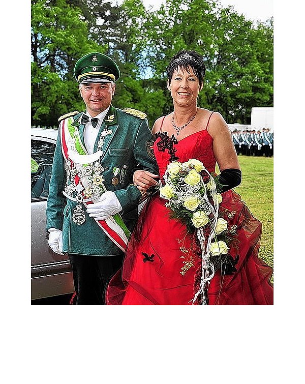 Das Königspaar Andreas und Brigitte Oberteicher beim Schützenfest. - © FOTO: BESIM MAZHIQI
