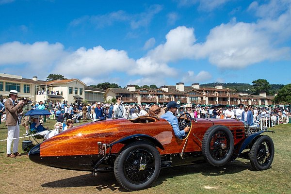 Die Karosserie des Rennwagens besteht aus einzeln zugeschnittenen Streifen Mahagoniholz, die mit 8.500 Nieten gehalten werden. - © Andrej Sokolow/dpa