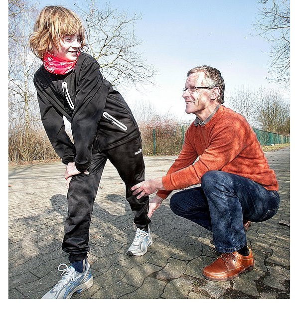 Dr. Heiko Nebelsiek (r.) zeigt Tjard Gößling, wie vor einem Trainingslauf die Muskulatur gedehnt werden soll. - © FOTO: ANDREAS ZOBE