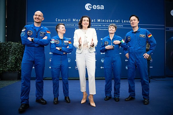 An der Konferenz nehmen rund 500 Menschen teil - darunter auch Astronautinnen und Astronauten. - © Sina Schuldt/dpa