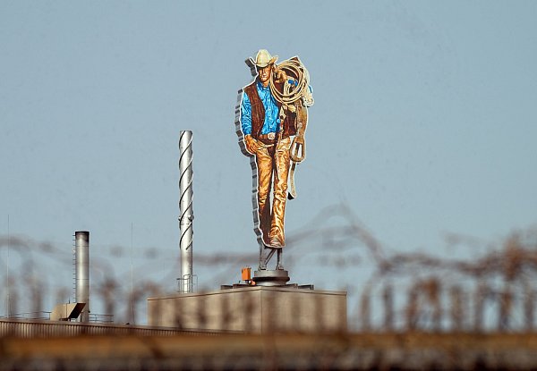 Die Werbefigur der Zigarettenmarke Marlboro, der «Marlboro-Mann», steht auf dem Gebäude der Philip Morris GmbH. - © Soeren Stache/dpa