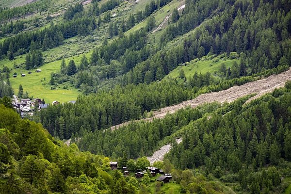 Wegen der Gefahrenlage war das Dorf Blatten in der Ferienregion Lötschental bereits am 22. Mai kurzfristig ganz geräumt worden. - © Jean-Christophe Bott/KEYSTONE/dpa
