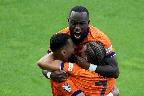 Cody Gakpo (M) erzielte seinen zweiten Turniertreffer und glich zum 1:1 für Oranje aus. - © Soeren Stache/dpa