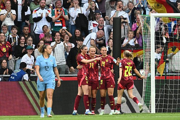 Großer Jubel bei den DFB-Frauen um Torschützin Lea Schüller (M.) - © Carmen Jaspersen/dpa