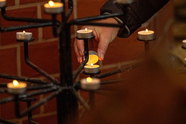In der Pfarrkirche St. Marien in Güstrow trauern die Menschen. - © Stefan Sauer/dpa